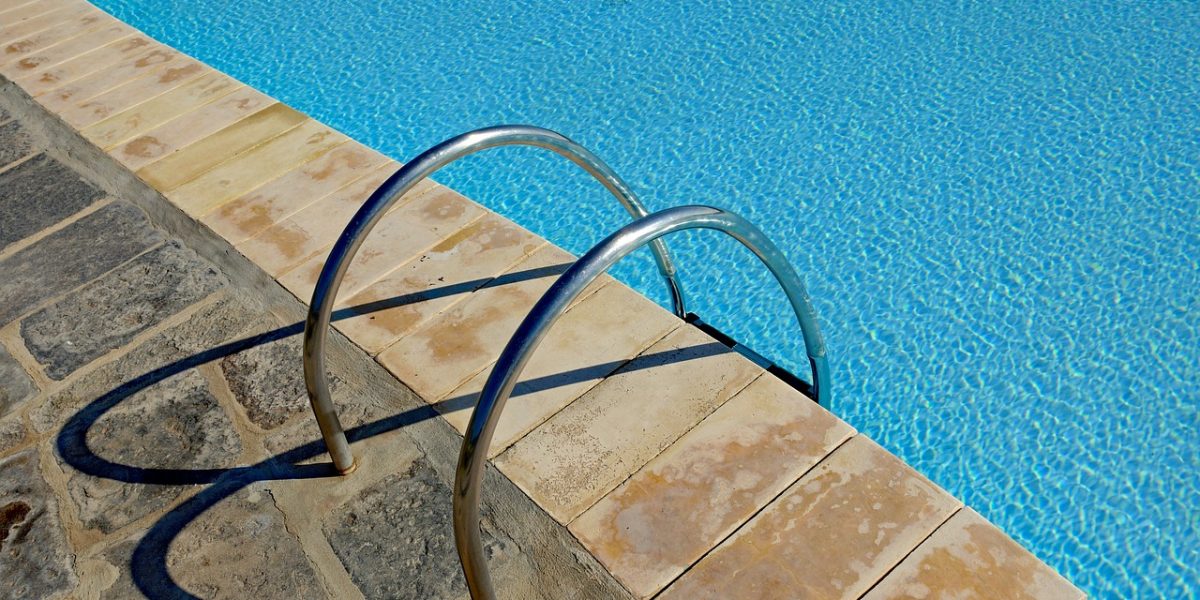 Vallas de seguridad recién instaladas de una piscina que se encuentra en entorno seguro y tranquilo