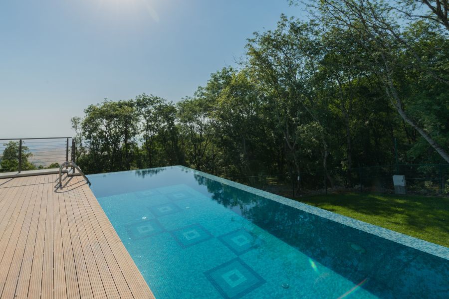 piscina con tarima de madera
