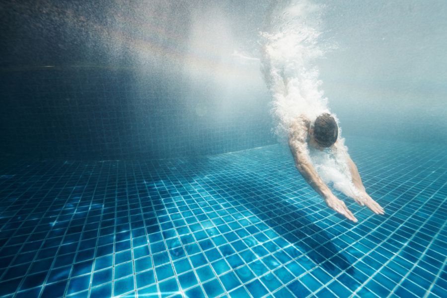 chico se tira de cabeza a la piscina