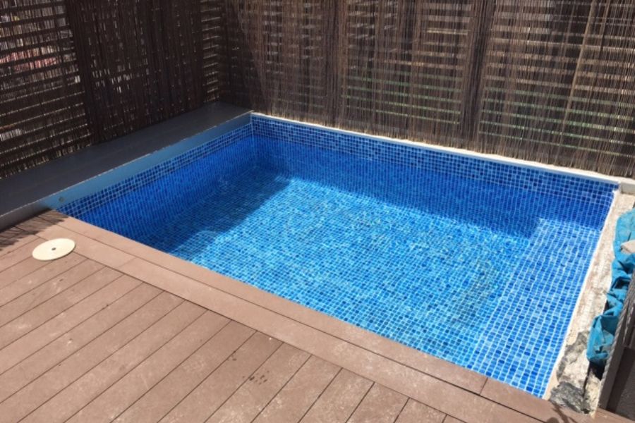 piscina con tarima de madera