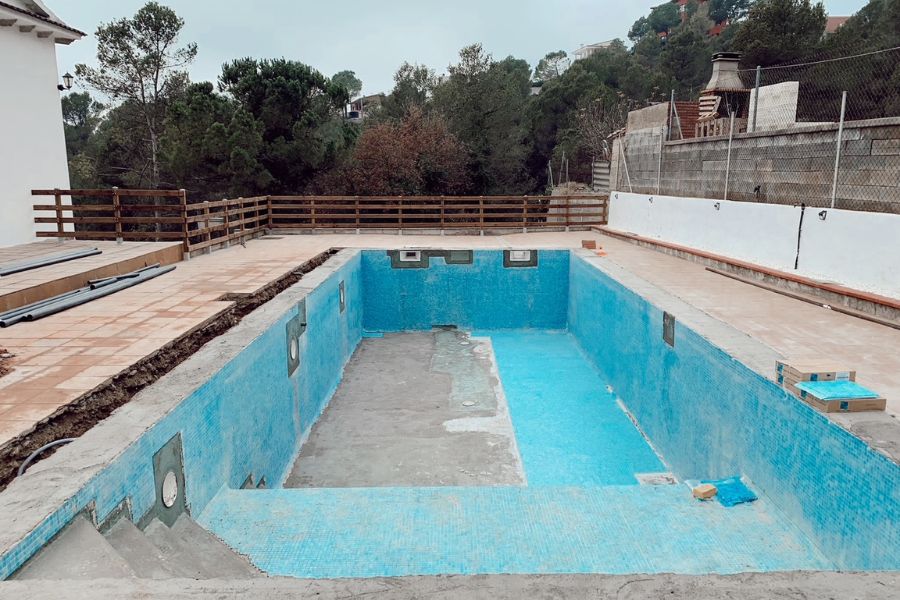 piscina durante una reparación
