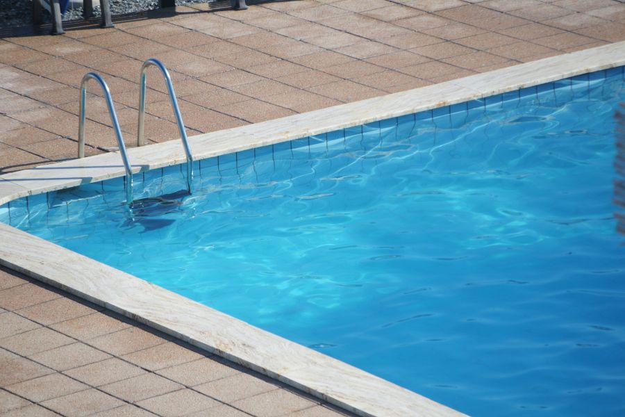 piscina de hormigón con escaleras