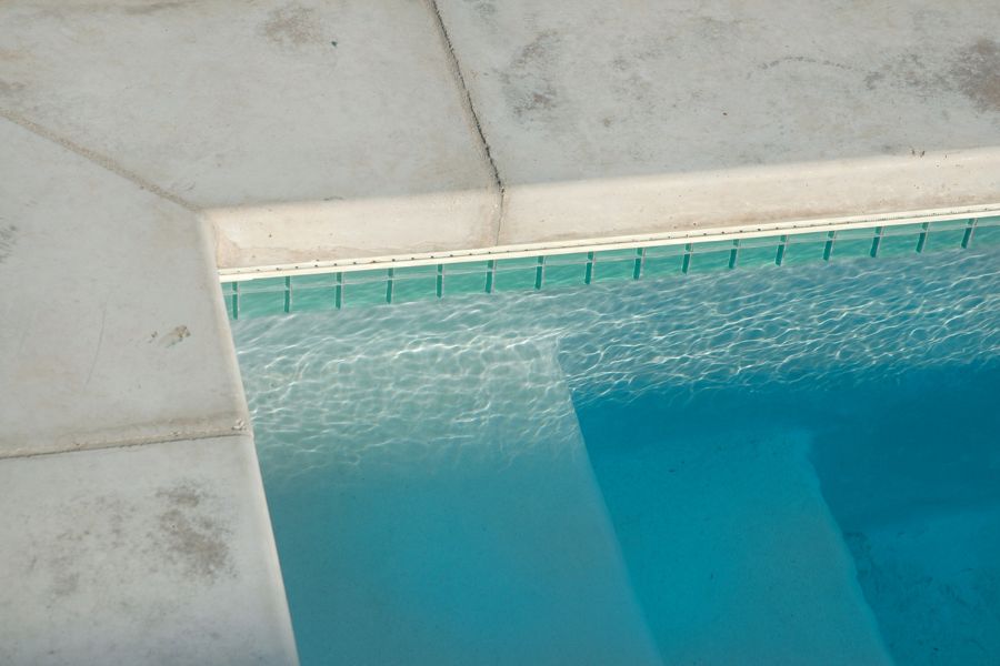borde de piscina con escalones