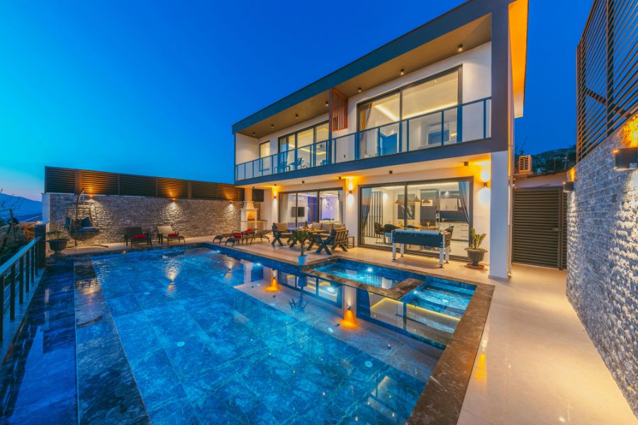 casa con piscina iluminada