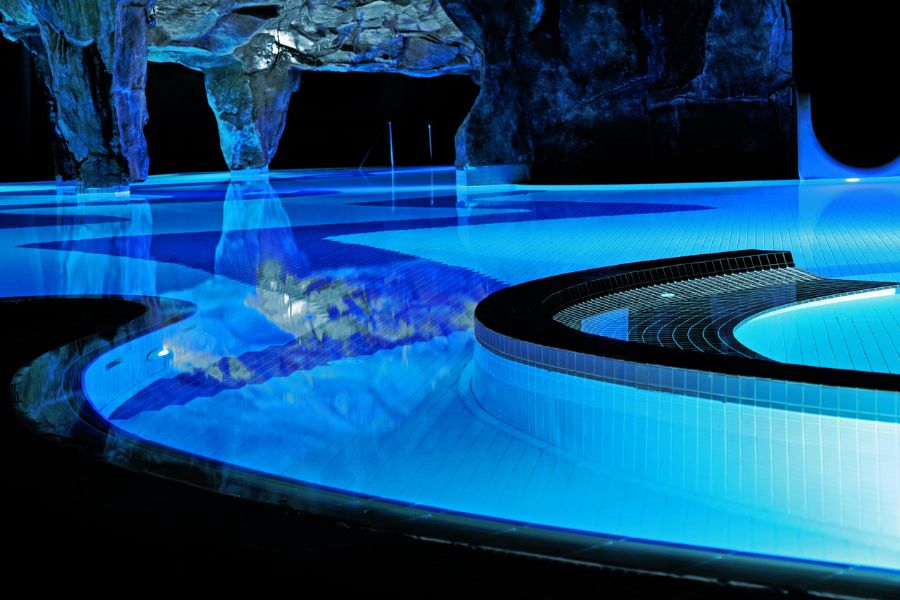 piscina iluminada