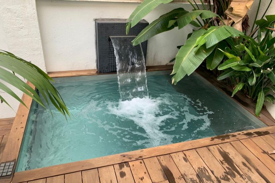 cascada piscina moderna