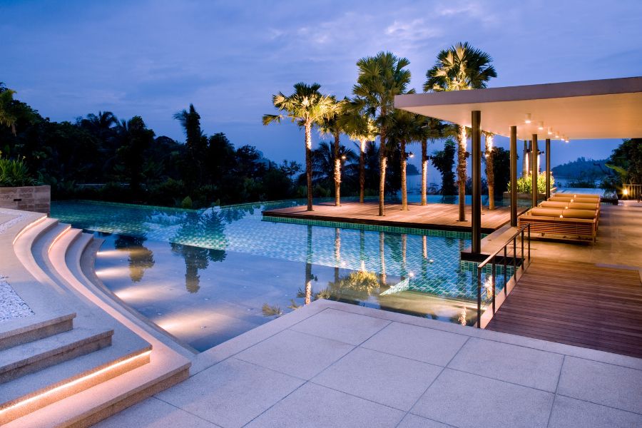 casa con piscina lujosa