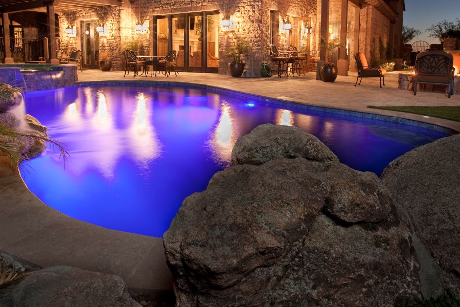 piscina iluminada de noche