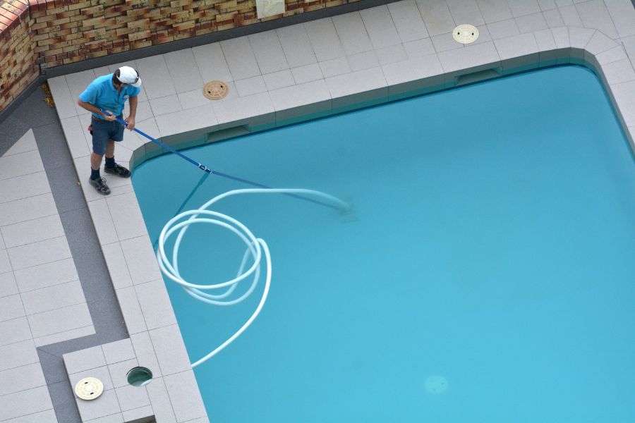 trabajos de mantenimiento piscina