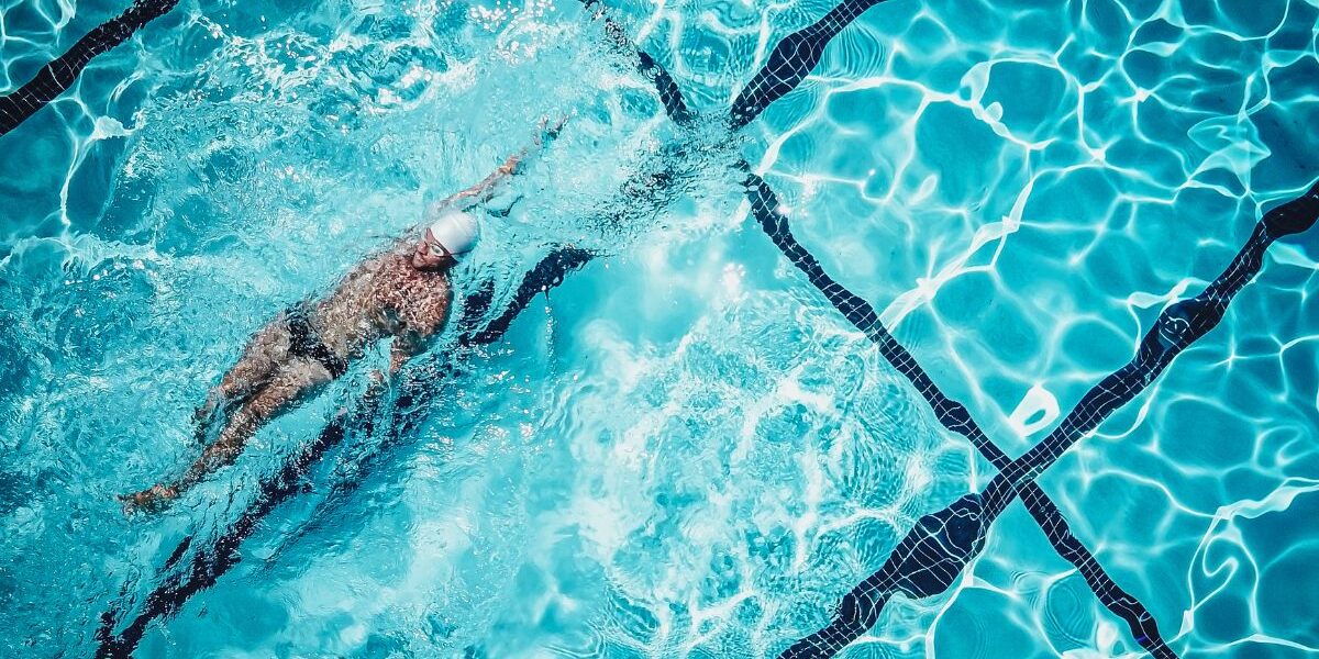persona nadando en piscina
