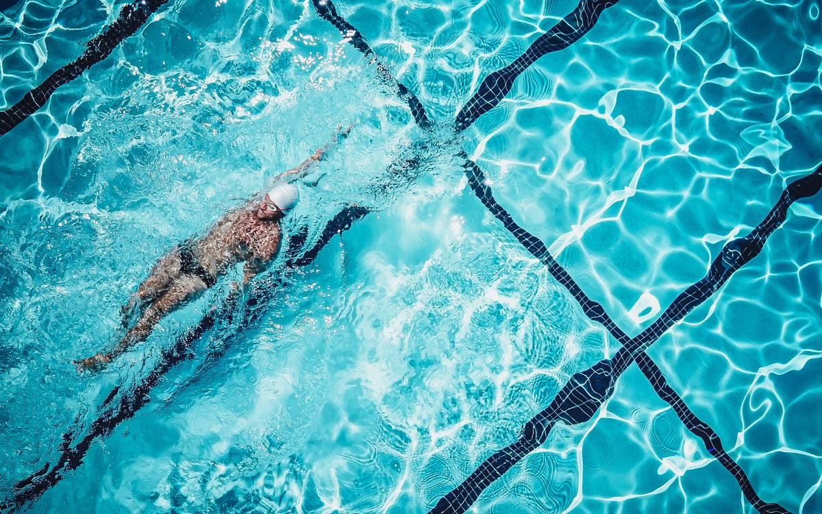 persona nadando en piscina