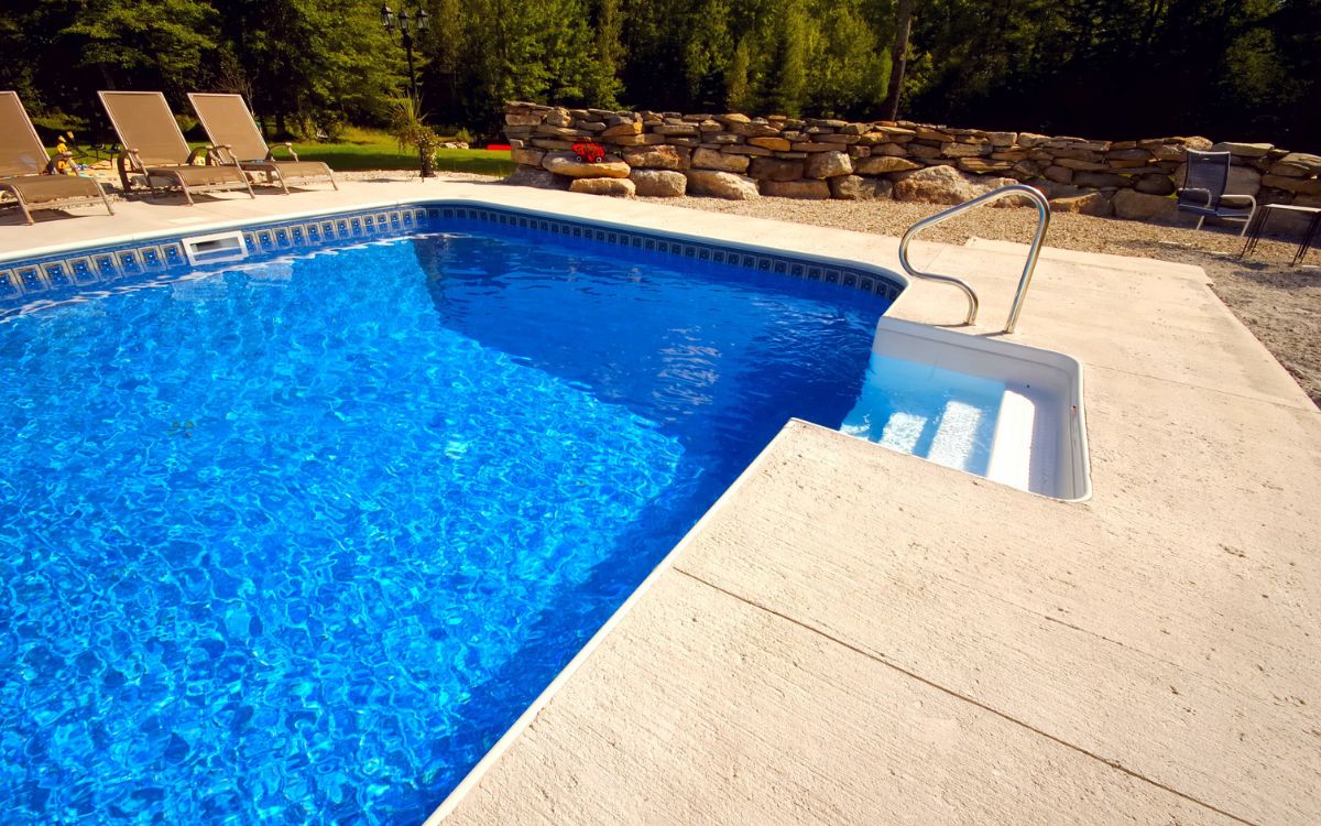 piscina con escalera