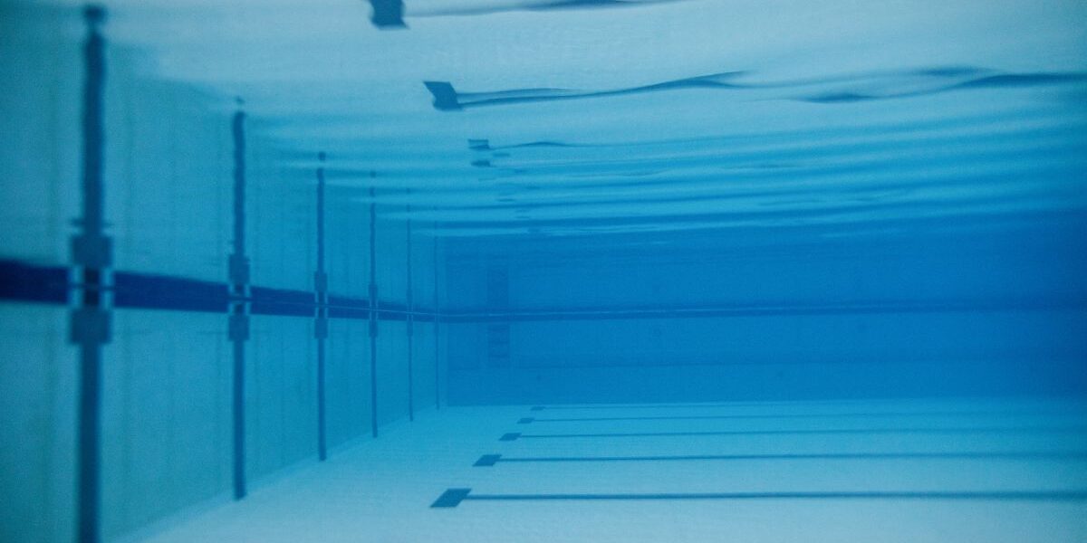 interior piscina con revestimiento
