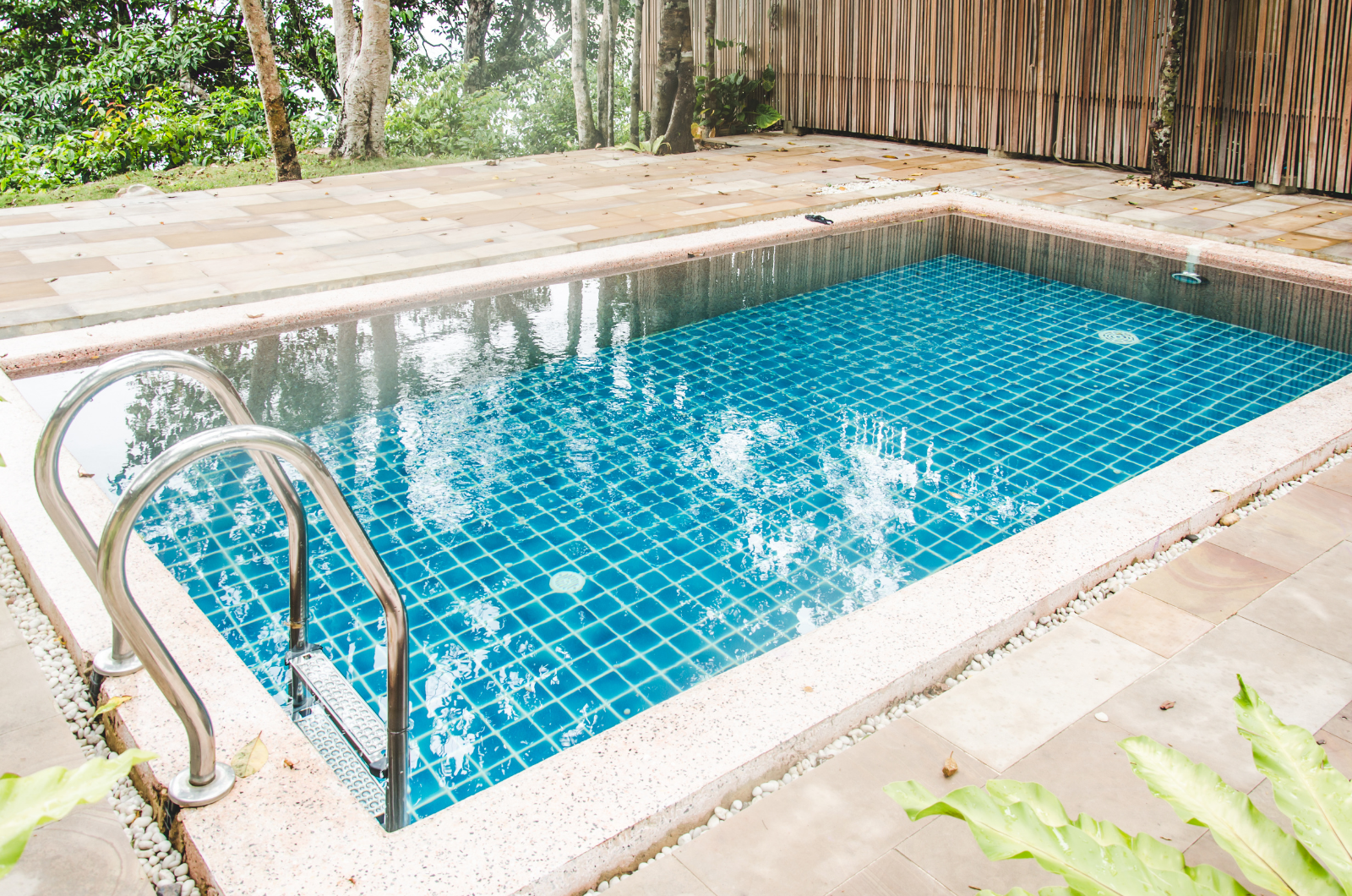 Qué revestimiento elegir para renovar una piscina