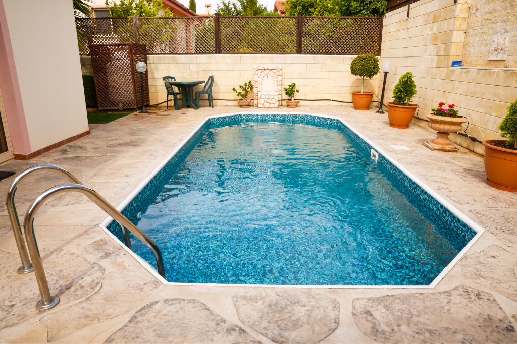 Cuándo cambiar el revestimiento de una piscina